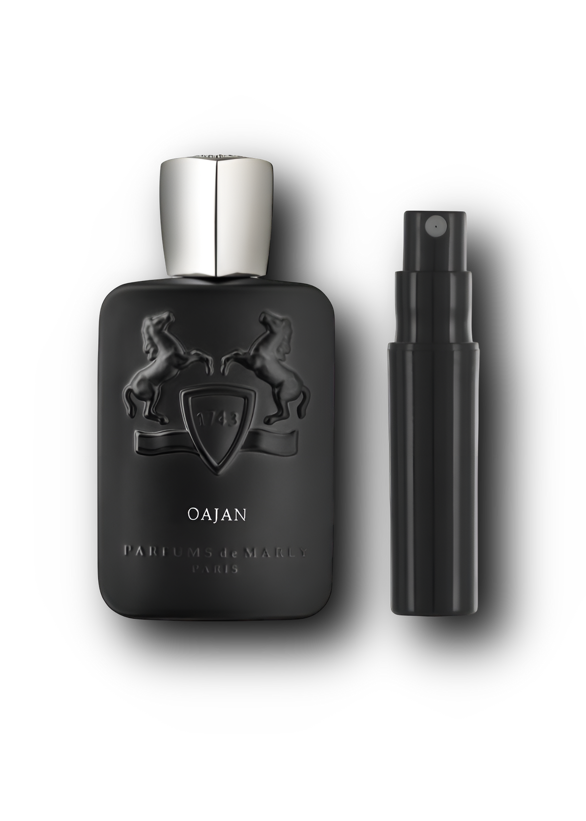 Parfums de Marly Oajan – alkuperäinen hajuvesipullo ja musta näytesuihkepullo vierekkäin