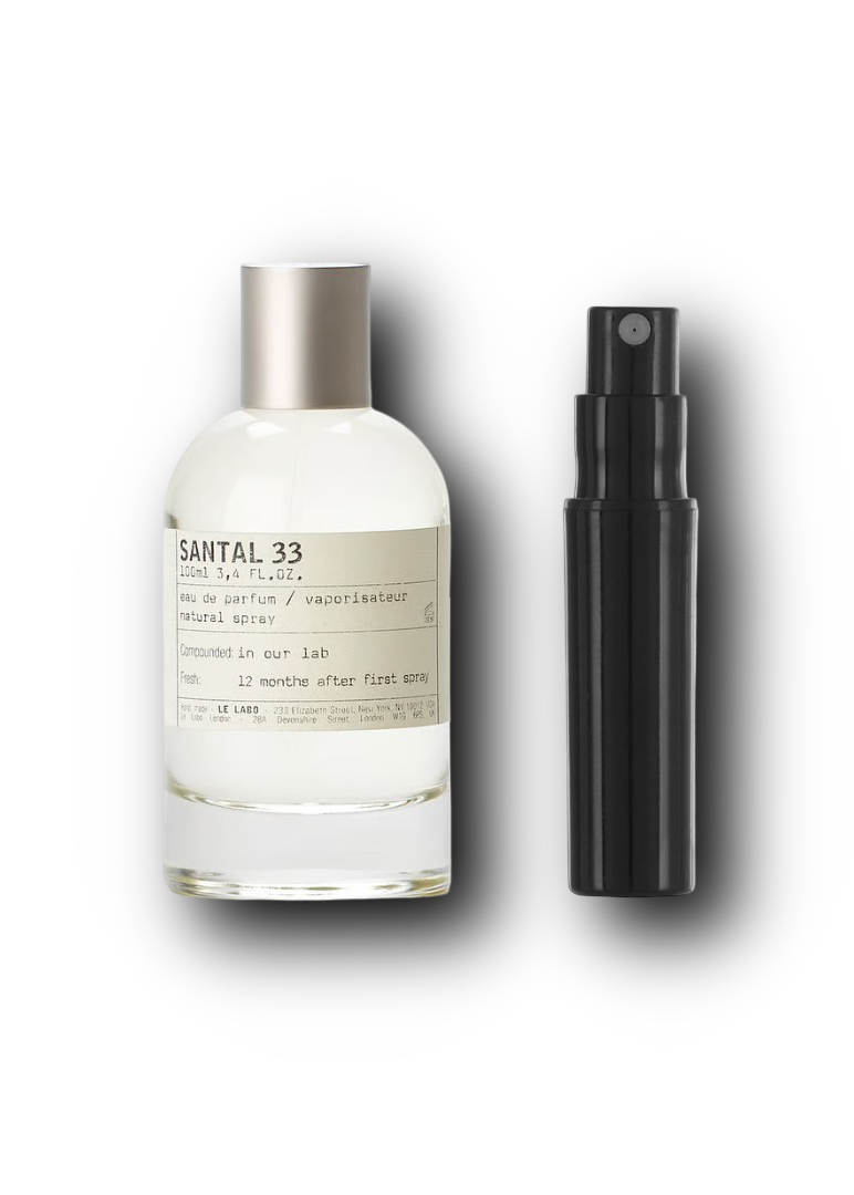 Le Labo Santal 33 – alkuperäinen pullo vaalealla etiketillä ja hopeisella korkilla mustan näytesuihkepullon vieressä