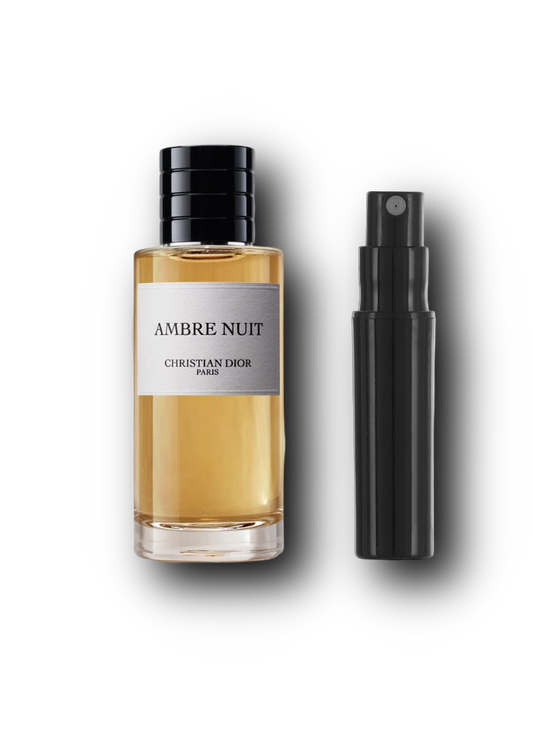 Dior Ambre Nuit – alkuperäinen hajuvesipullo ja musta näytesuihkepullo vierekkäin