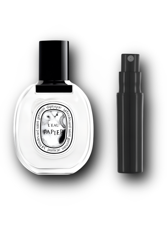 Diptyque L’Eau Papier Eau de Toilette – alkuperäinen hajuvesipullo ja musta näytesuihkepullo vierekkäin