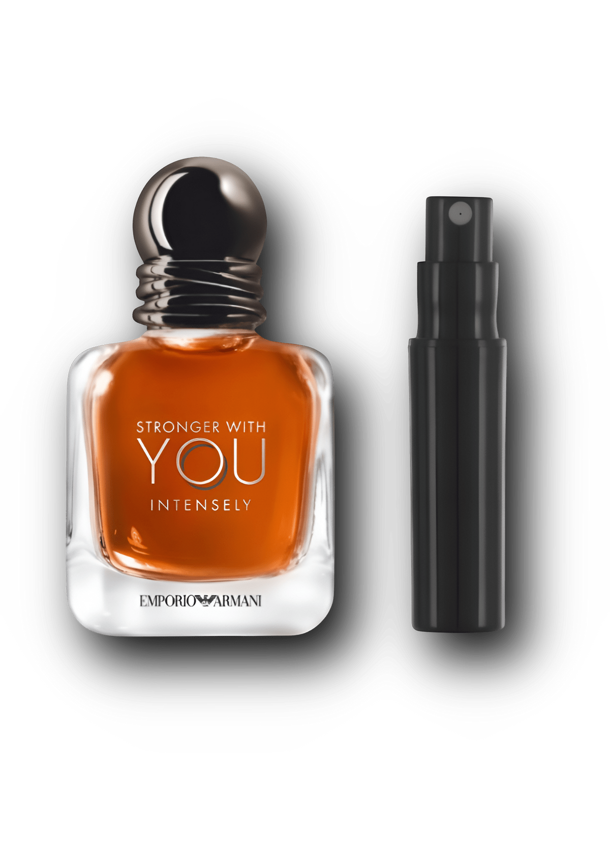 Giorgio Armani Stronger With You Intensely – alkuperäinen hajuvesipullo ja musta näytesuihkepullo vierekkäin