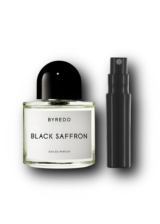 Byredo Black Saffron – alkuperäinen hajuvesipullo ja musta näytesuihkepullo vierekkäin