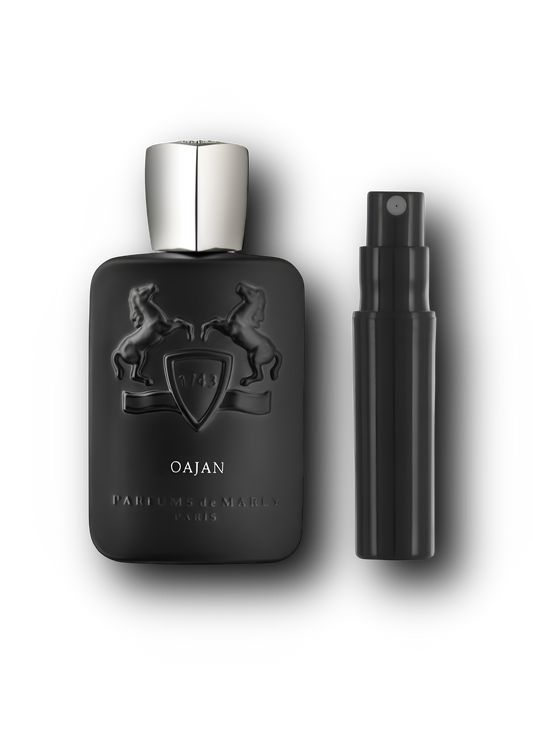 Parfums de Marly Oajan – alkuperäinen hajuvesipullo ja musta näytesuihkepullo vierekkäin