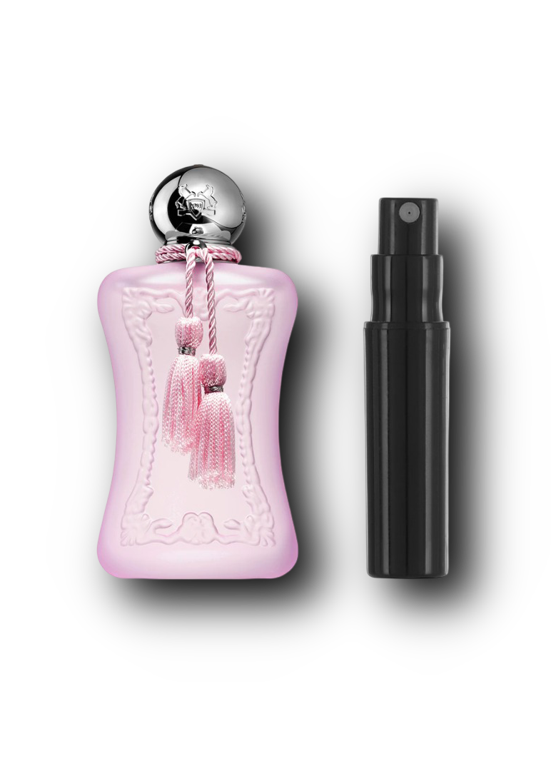 Parfums de Marly Delina La Rosée – vaaleanpunainen alkuperäinen pullo tupsuilla ja musta näytesuihkepullo