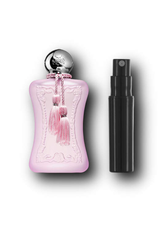 Parfums de Marly Delina La Rosée – vaaleanpunainen alkuperäinen pullo tupsuilla ja musta näytesuihkepullo