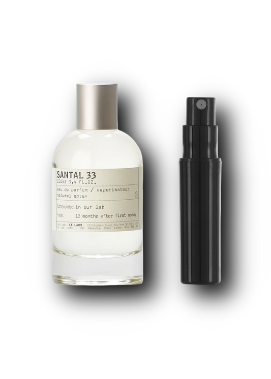 Le Labo Santal 33 – alkuperäinen pullo vaalealla etiketillä ja hopeisella korkilla mustan näytesuihkepullon vieressä