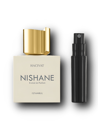 Nishane Hacivat Extrait de Parfum – alkuperäinen hajuvesipullo ja musta näytesuihkepullo vierekkäin