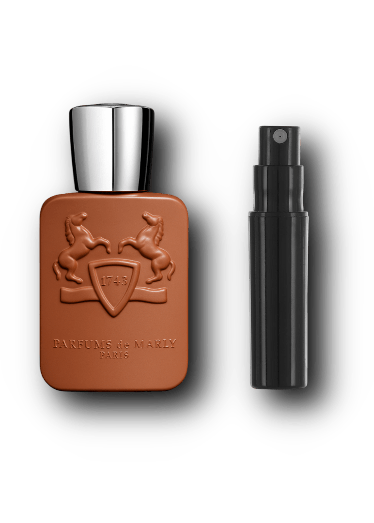 Parfums de Marly Althaïr Eau de Parfum – alkuperäinen hajuvesipullo ja musta näytesuihkepullo vierekkäin