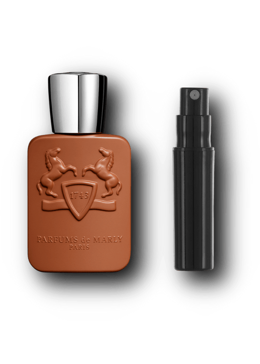 Parfums de Marly Althaïr Eau de Parfum – alkuperäinen hajuvesipullo ja musta näytesuihkepullo vierekkäin
