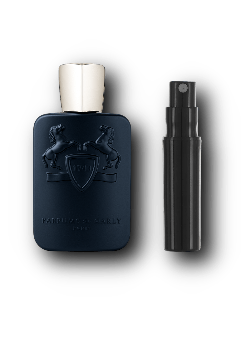 Parfums de Marly Layton Eau de Parfum – alkuperäinen hajuvesipullo ja musta näytesuihkepullo vierekkäin