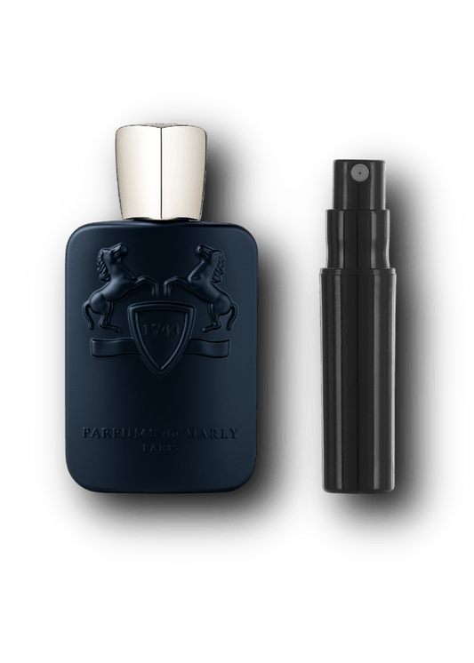 Parfums de Marly Layton Eau de Parfum – alkuperäinen hajuvesipullo ja musta näytesuihkepullo vierekkäin
