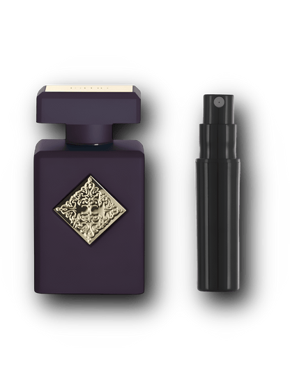 Initio Parfums Privés Side Effect – alkuperäinen hajuvesipullo ja musta näytesuihkepullo vierekkäin