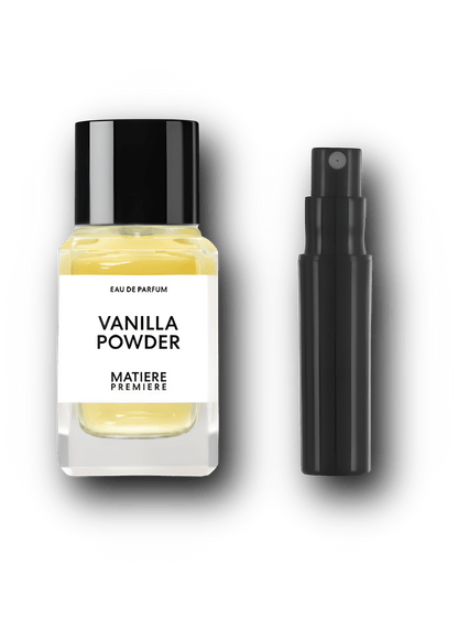 Matière Première Vanilla Powder – alkuperäinen hajuvesipullo ja musta näytesuihkepullo vierekkäin
